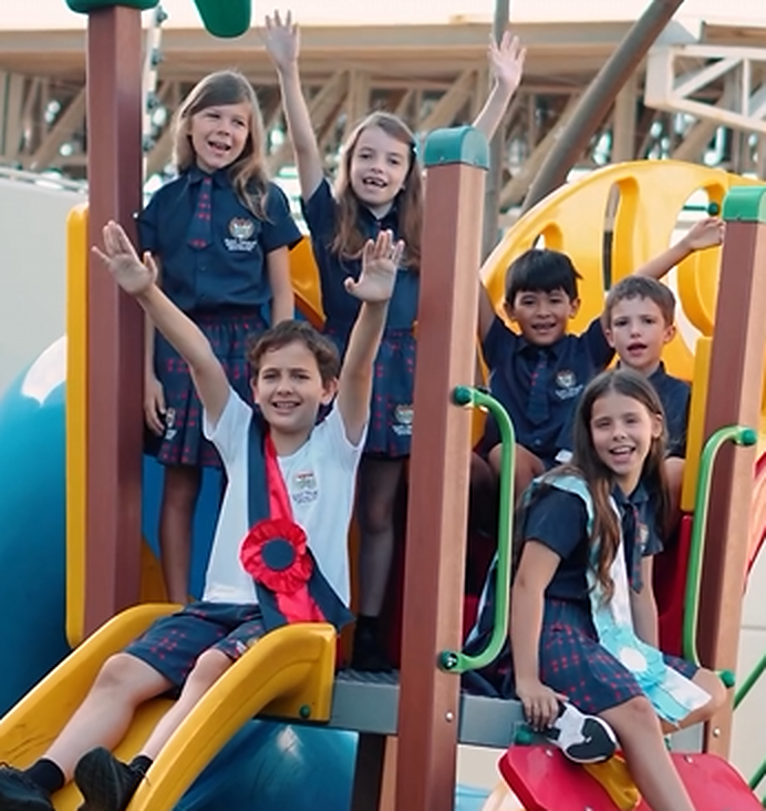 Alunos da Saint Thomas’ juntos no playground