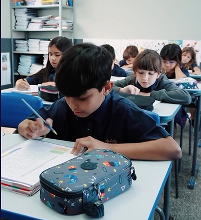 Alunos da Saint Thomas’ realizando atividades em sala de aula