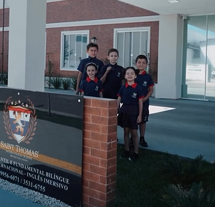 Alunos uniformizados na entrada da Saint Thomas’ em Sinop